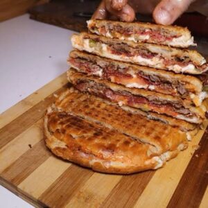 Kavurma pastırma yarım ekmek ( Dağ gibi tost )